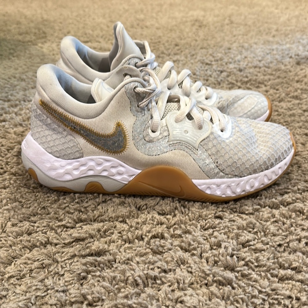 Nike Renew Elevate 2 Women’s 8.5 White Basketball Shoes